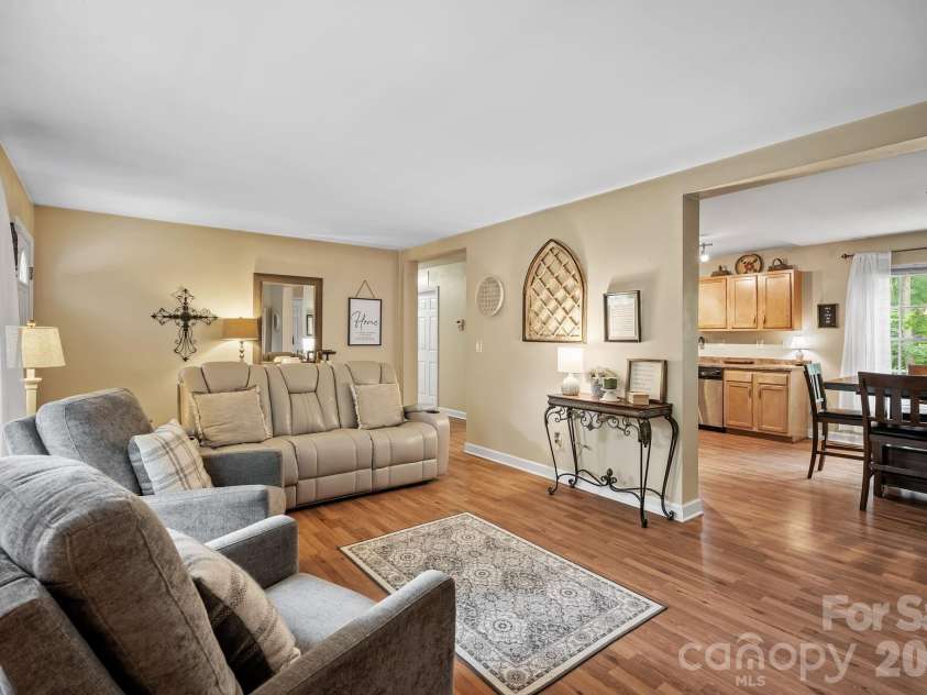 47 Fox Road, Asheville, NC 28804.  MLS# CAR4415329, YatesRealty ID 46532. 