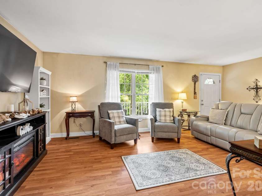 47 Fox Road, Asheville, NC 28804.  MLS# CAR4415329, YatesRealty ID 46532. 