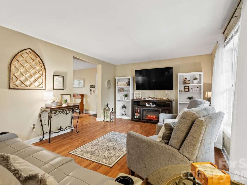 47 Fox Road, Asheville, NC 28804.  MLS# CAR4415329, YatesRealty ID 46532. 