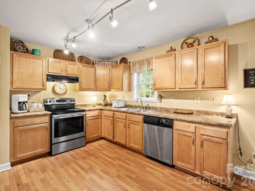 47 Fox Road, Asheville, NC 28804.  MLS# CAR4415329, YatesRealty ID 46532. 