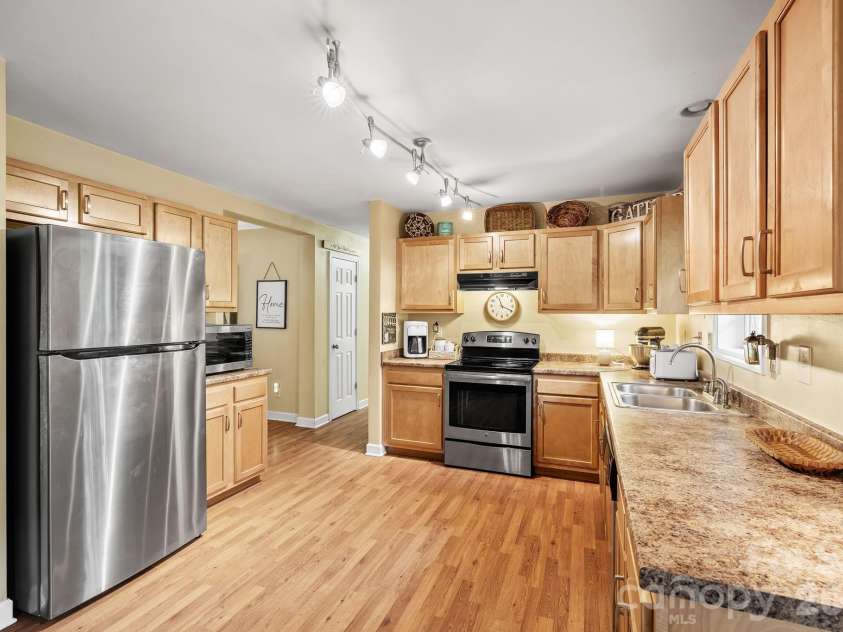 47 Fox Road, Asheville, NC 28804.  MLS# CAR4415329, YatesRealty ID 46532. 