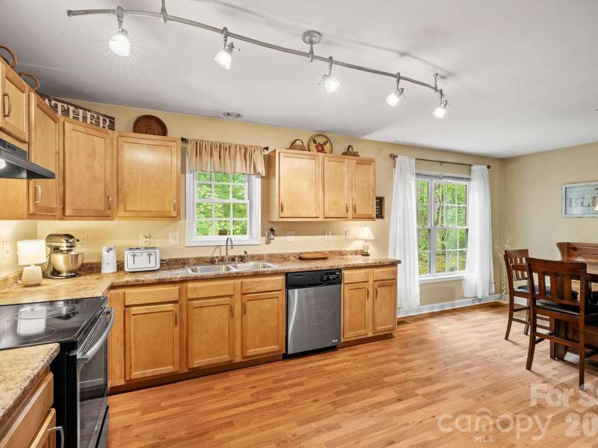 47 Fox Road, Asheville, NC 28804.  MLS# CAR4415329, YatesRealty ID 46532. 