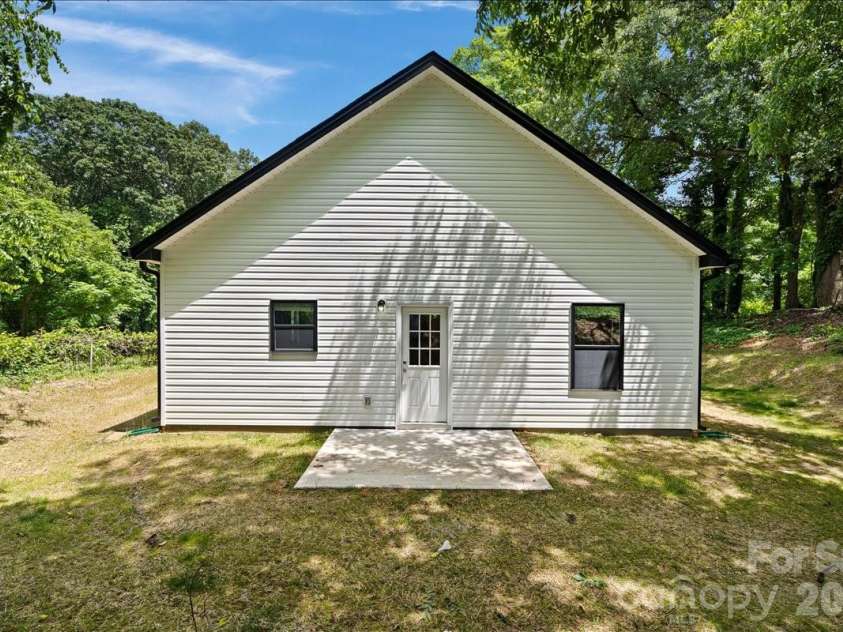 2041 Pine Drive, Gastonia, NC 28054.  MLS# CAR4417400, YatesRealty ID 46540. 