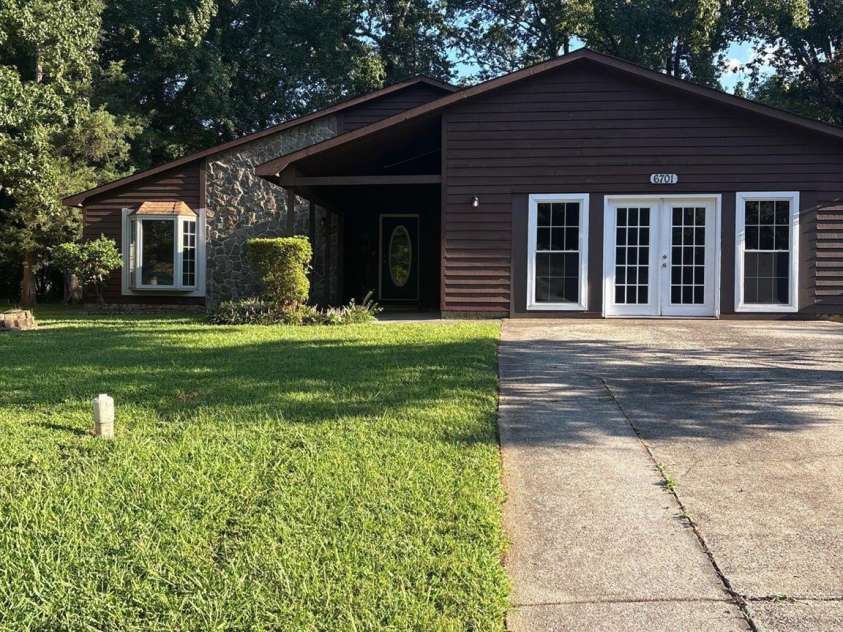 6701 Woodthrush Drive, Charlotte, NC 28227.  MLS# CAR4416822, YatesRealty ID 46542. 