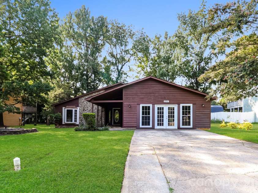 6701 Woodthrush Drive, Charlotte, NC 28227.  MLS# CAR4416822, YatesRealty ID 46542. 
