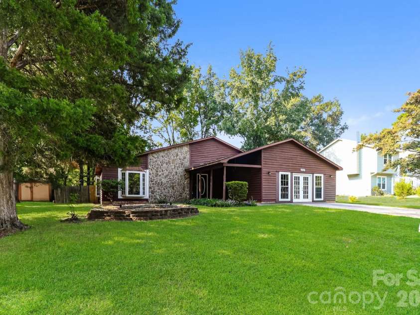 6701 Woodthrush Drive, Charlotte, NC 28227.  MLS# CAR4416822, YatesRealty ID 46542. 