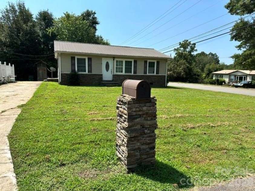 601 Saunders Avenue, Newton, NC 28658.  MLS# CAR4416913, YatesRealty ID 46544. 
