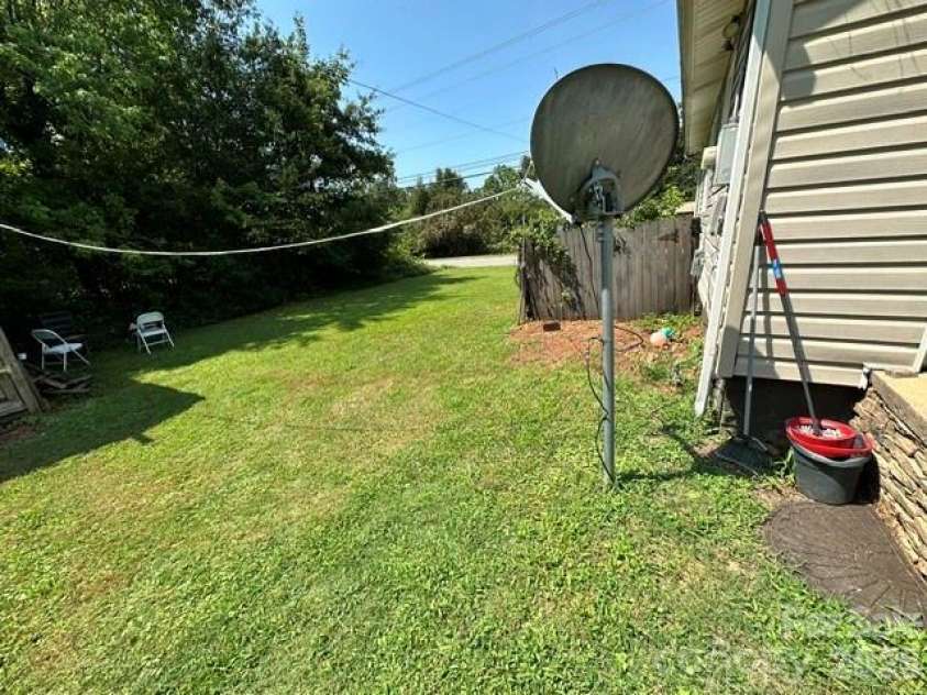 601 Saunders Avenue, Newton, NC 28658.  MLS# CAR4416913, YatesRealty ID 46544. 