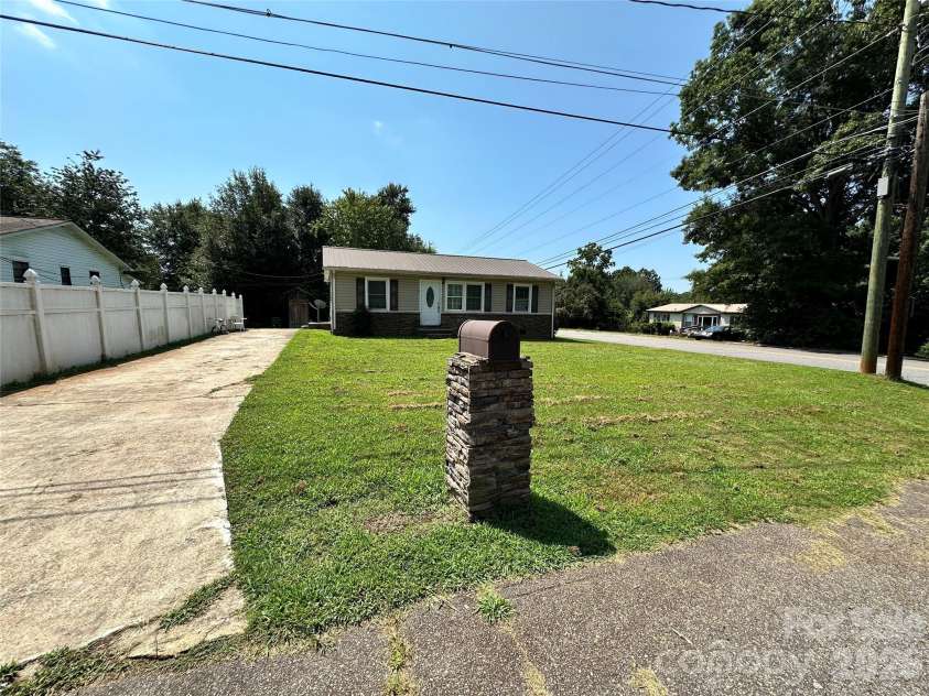 601 Saunders Avenue, Newton, NC 28658.  MLS# CAR4416913, YatesRealty ID 46544. 