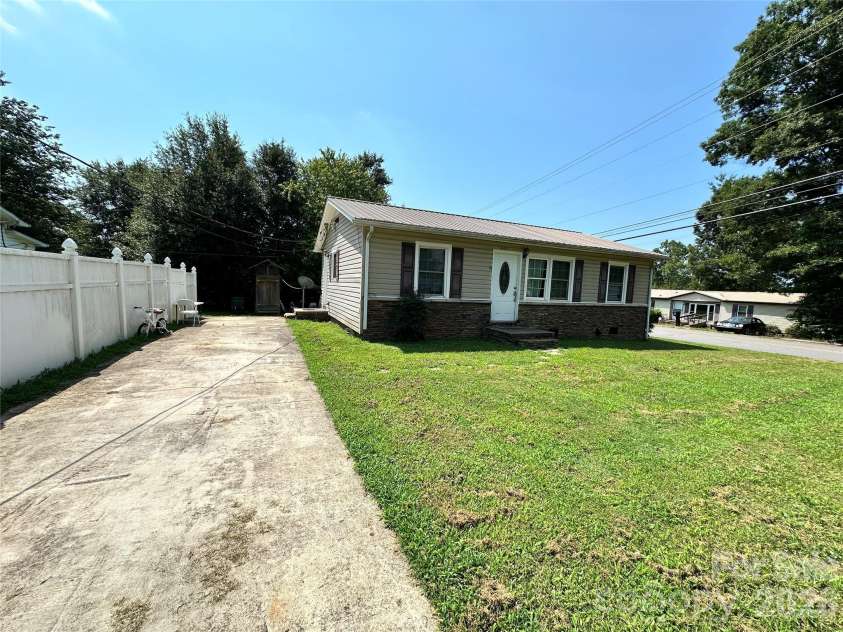 601 Saunders Avenue, Newton, NC 28658.  MLS# CAR4416913, YatesRealty ID 46544. 