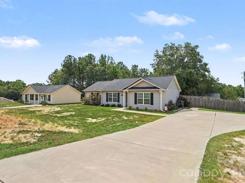 1505 Foxbrook Circle, Lancaster, SC 29720.  MLS# CAR4390971, YatesRealty ID 46546. 