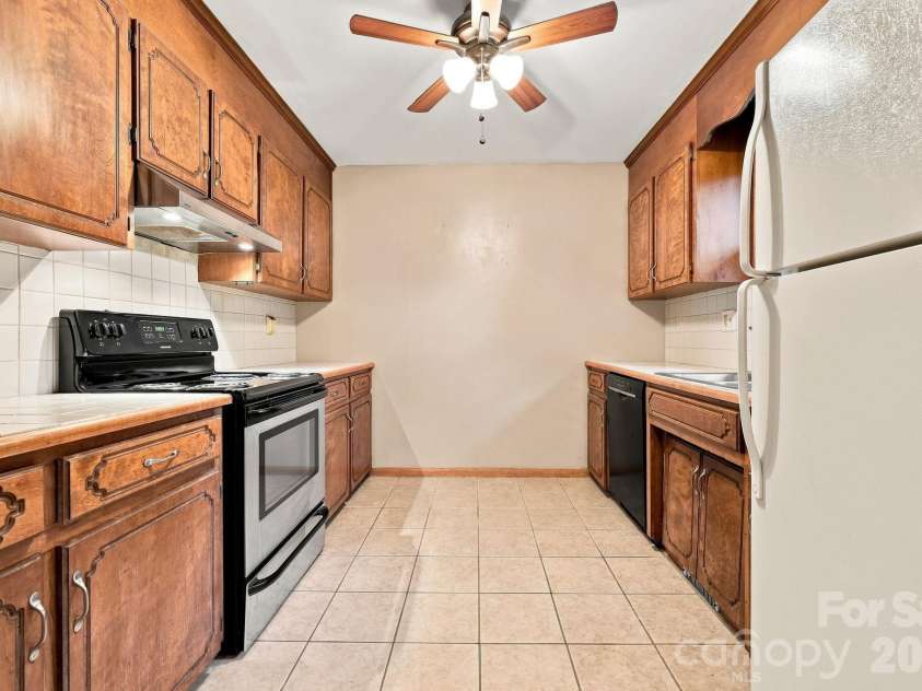 62 Hunters Field Lane, Mills River, NC 28759.  MLS# CAR4407487, YatesRealty ID 46548. Gallery kitchen
