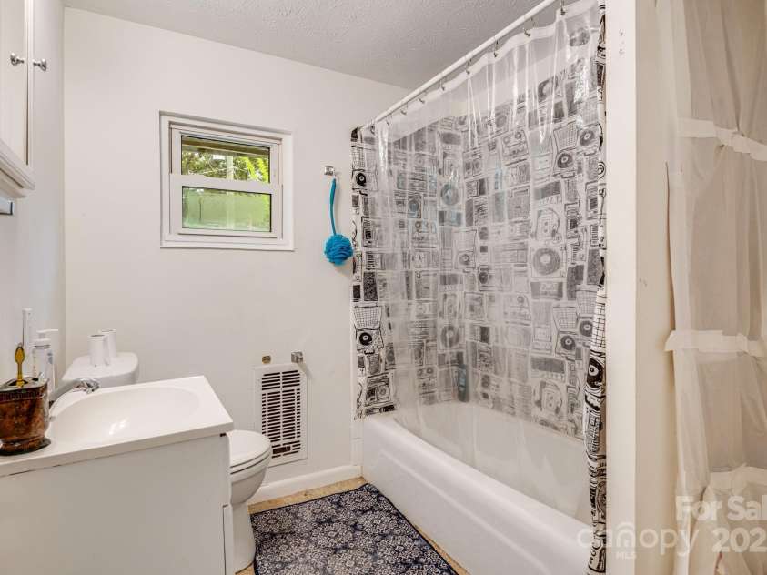 51 Gudger Road, Candler, NC 28715.  MLS# CAR4309786, YatesRealty ID 4655. 