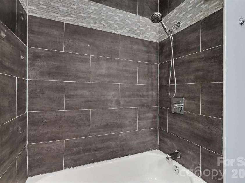 802 Stowe Drive, Lowell, NC 28098.  MLS# CAR4417684, YatesRealty ID 46559. Full Bathroom Shower/Tub
