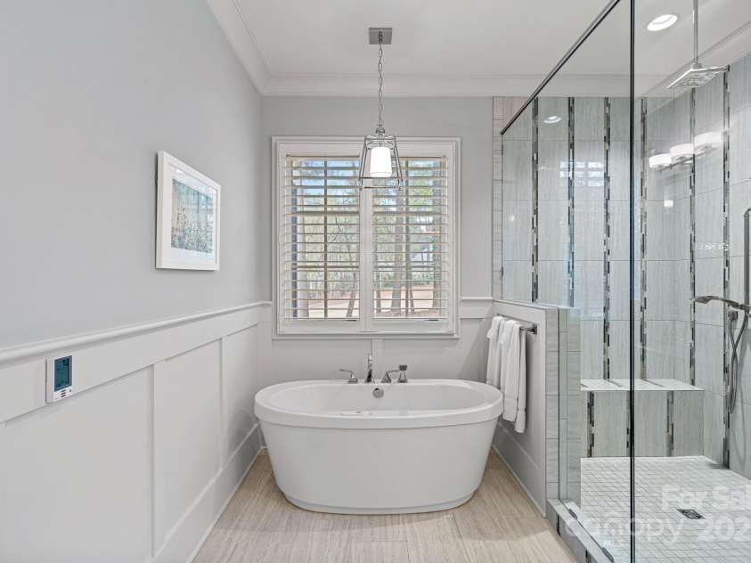 138 Great Point Drive, Mooresville, NC 28117.  MLS# CAR4242736, YatesRealty ID 4656. Freestanding bubble tub