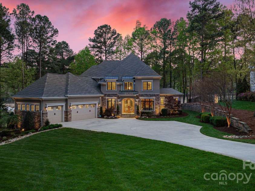 138 Great Point Drive, Mooresville, NC 28117.  MLS# CAR4242736, YatesRealty ID 4656. Oversize Driveway