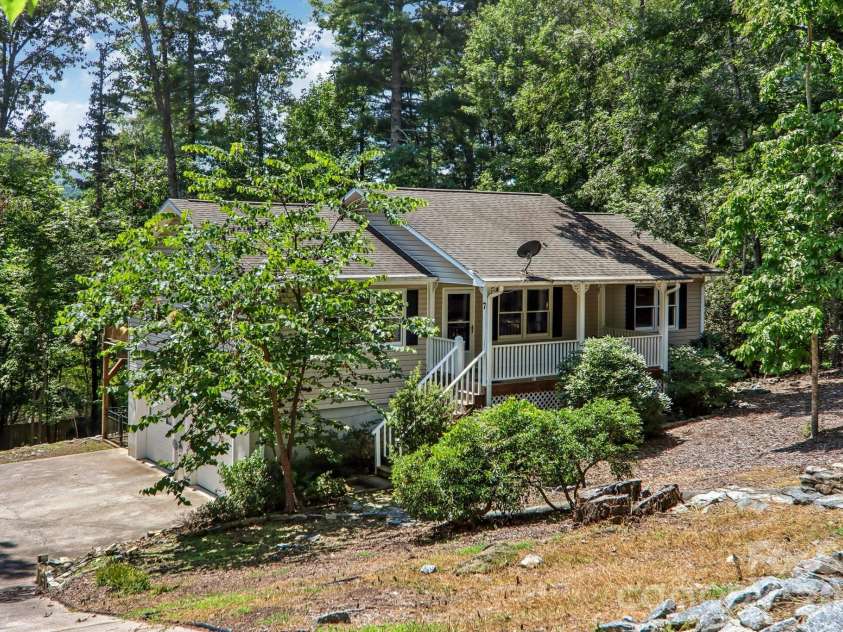 7 Maple Leaf Drive, Hendersonville, NC 28739.  MLS# CAR4417635, YatesRealty ID 46560. 