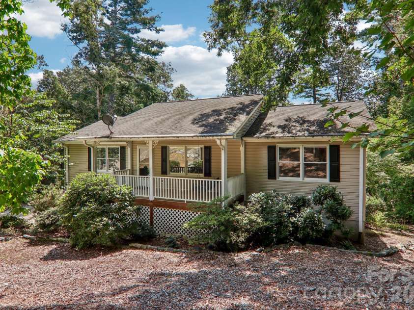 7 Maple Leaf Drive, Hendersonville, NC 28739.  MLS# CAR4417635, YatesRealty ID 46560. 