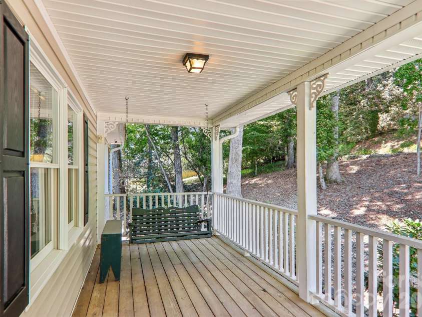7 Maple Leaf Drive, Hendersonville, NC 28739.  MLS# CAR4417635, YatesRealty ID 46560. 