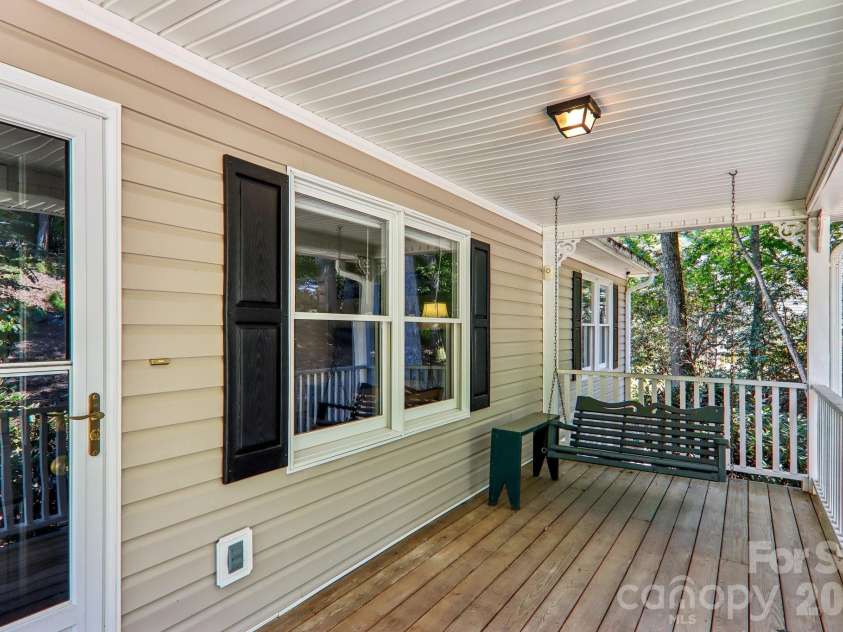 7 Maple Leaf Drive, Hendersonville, NC 28739.  MLS# CAR4417635, YatesRealty ID 46560. 