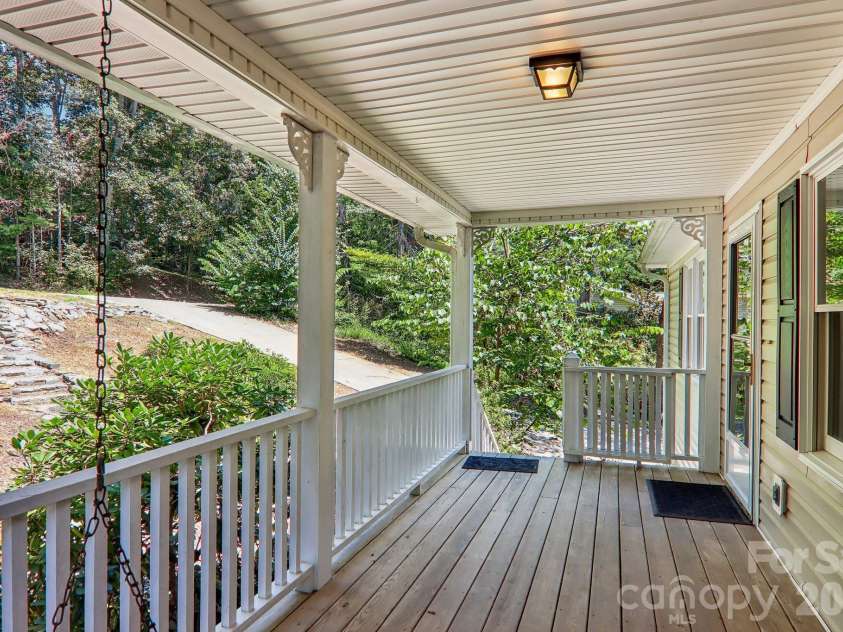 7 Maple Leaf Drive, Hendersonville, NC 28739.  MLS# CAR4417635, YatesRealty ID 46560. 