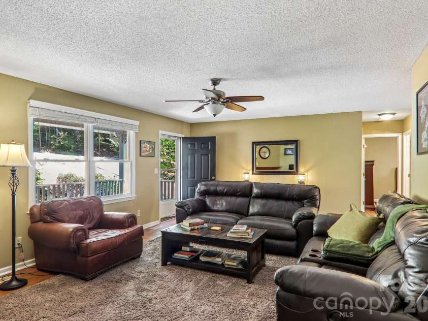 7 Maple Leaf Drive, Hendersonville, NC 28739.  MLS# CAR4417635, YatesRealty ID 46560. 