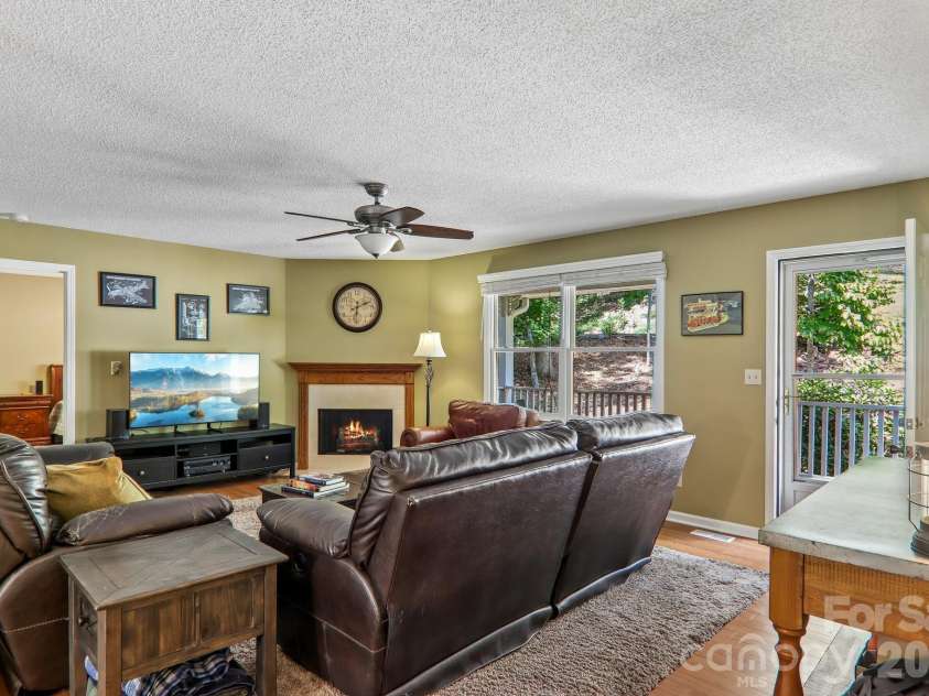 7 Maple Leaf Drive, Hendersonville, NC 28739.  MLS# CAR4417635, YatesRealty ID 46560. 