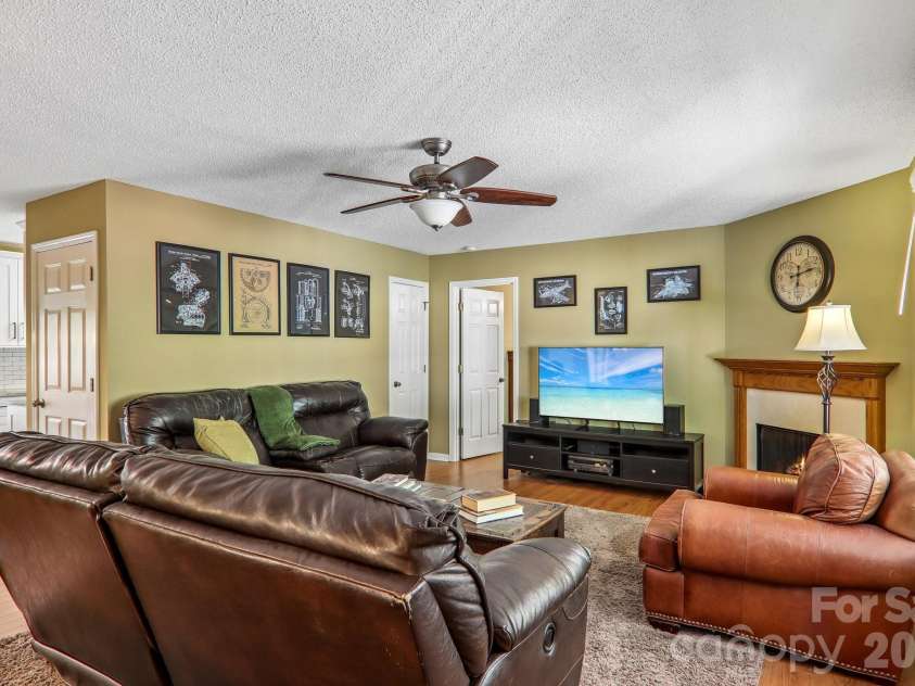 7 Maple Leaf Drive, Hendersonville, NC 28739.  MLS# CAR4417635, YatesRealty ID 46560. 