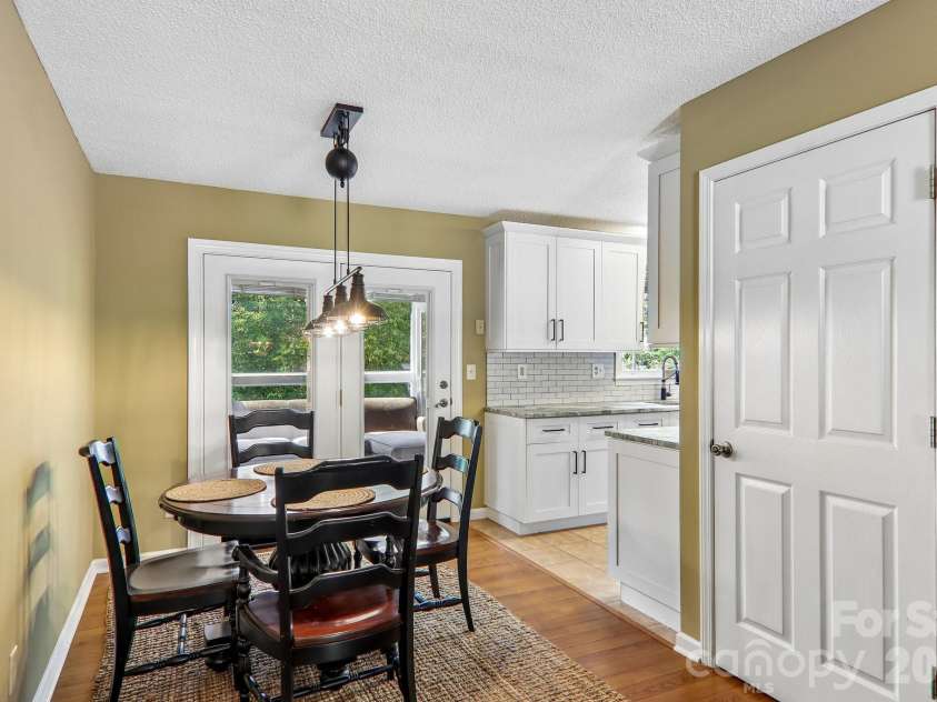 7 Maple Leaf Drive, Hendersonville, NC 28739.  MLS# CAR4417635, YatesRealty ID 46560. 