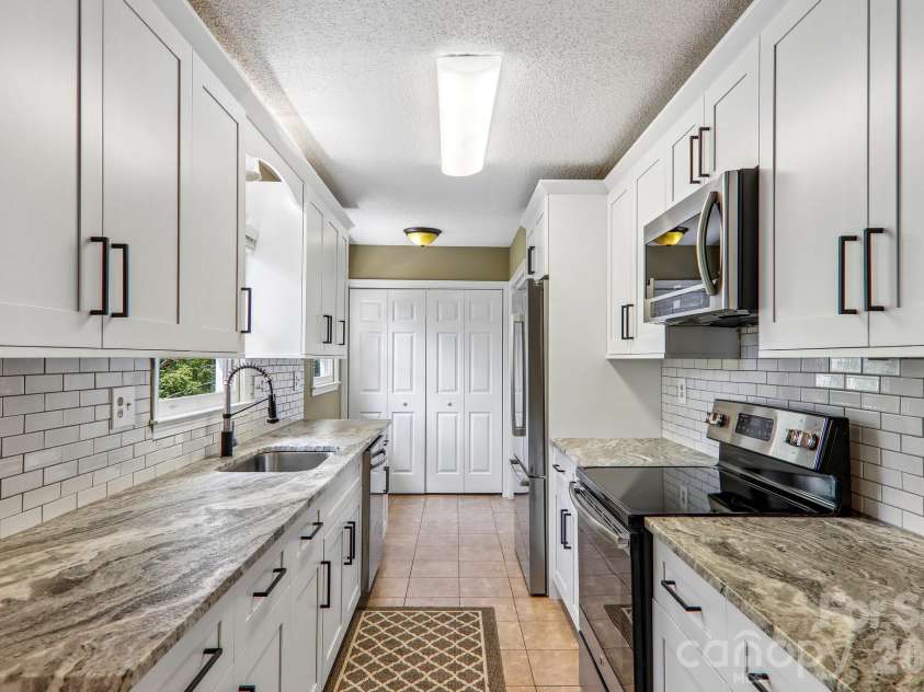 7 Maple Leaf Drive, Hendersonville, NC 28739.  MLS# CAR4417635, YatesRealty ID 46560. 