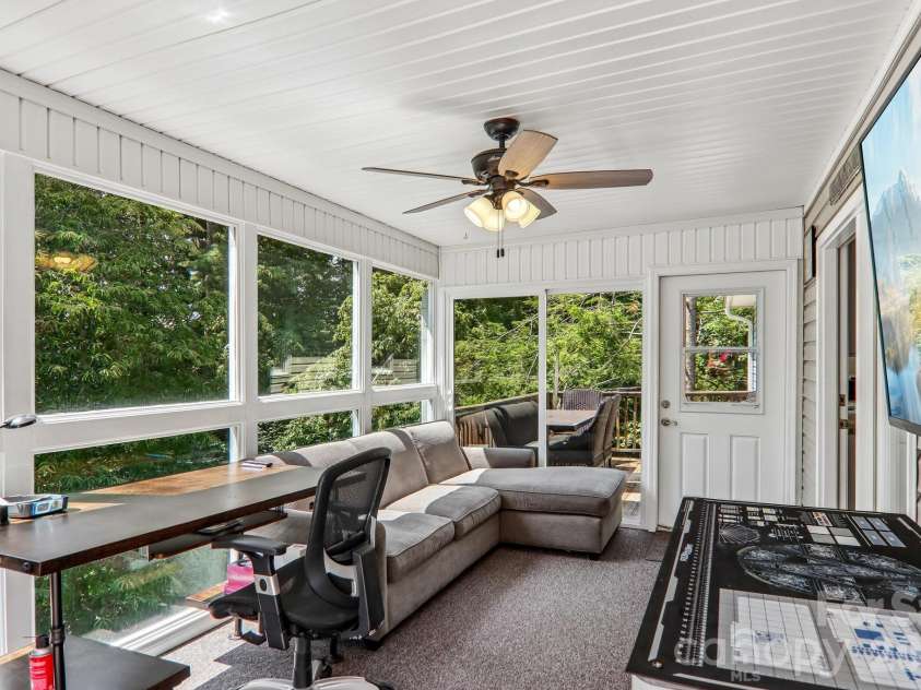 7 Maple Leaf Drive, Hendersonville, NC 28739.  MLS# CAR4417635, YatesRealty ID 46560. 