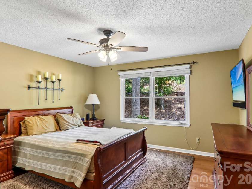 7 Maple Leaf Drive, Hendersonville, NC 28739.  MLS# CAR4417635, YatesRealty ID 46560. 