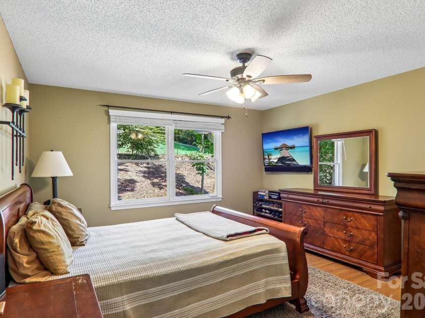 7 Maple Leaf Drive, Hendersonville, NC 28739.  MLS# CAR4417635, YatesRealty ID 46560. 