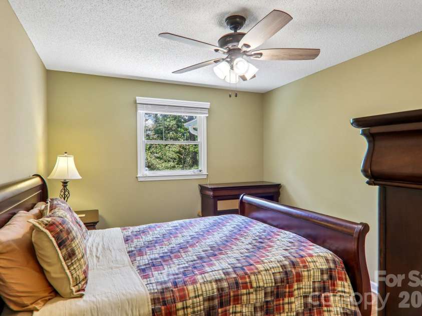 7 Maple Leaf Drive, Hendersonville, NC 28739.  MLS# CAR4417635, YatesRealty ID 46560. 