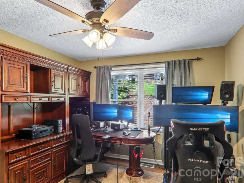 7 Maple Leaf Drive, Hendersonville, NC 28739.  MLS# CAR4417635, YatesRealty ID 46560. 