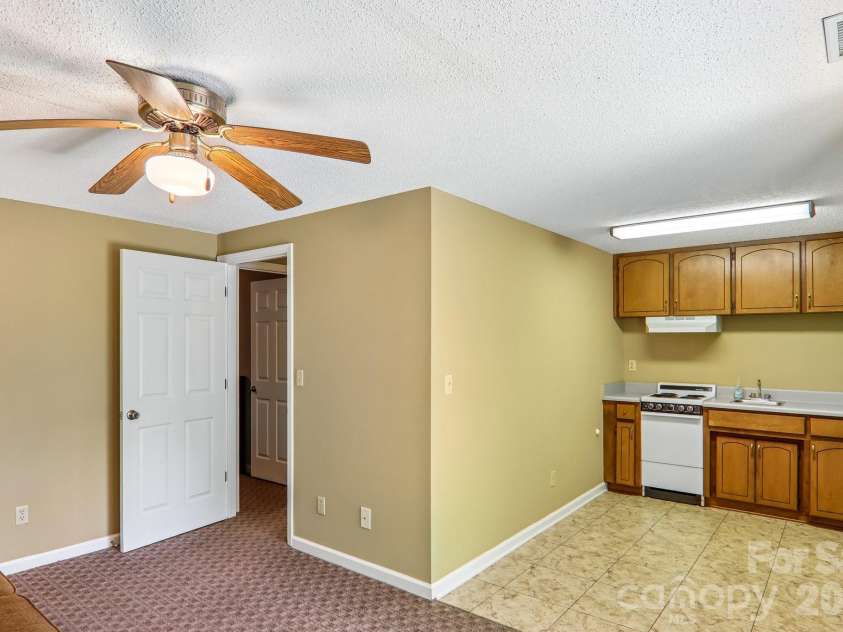 7 Maple Leaf Drive, Hendersonville, NC 28739.  MLS# CAR4417635, YatesRealty ID 46560. 