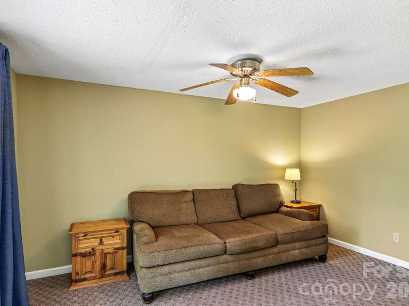 7 Maple Leaf Drive, Hendersonville, NC 28739.  MLS# CAR4417635, YatesRealty ID 46560. 