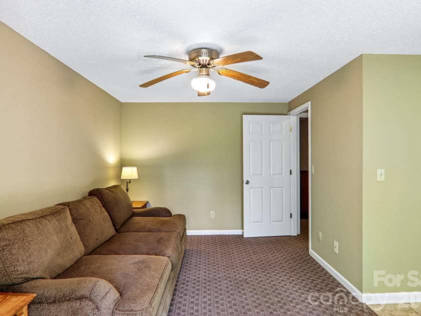 7 Maple Leaf Drive, Hendersonville, NC 28739.  MLS# CAR4417635, YatesRealty ID 46560. 