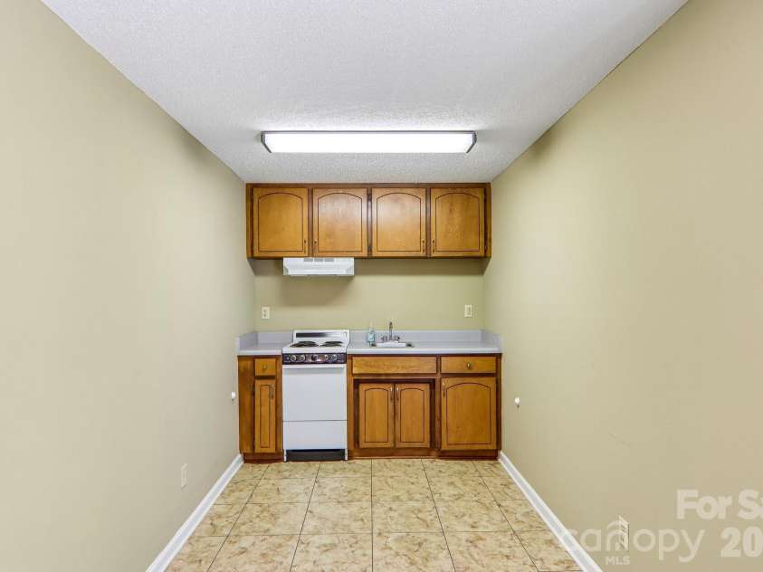 7 Maple Leaf Drive, Hendersonville, NC 28739.  MLS# CAR4417635, YatesRealty ID 46560. 