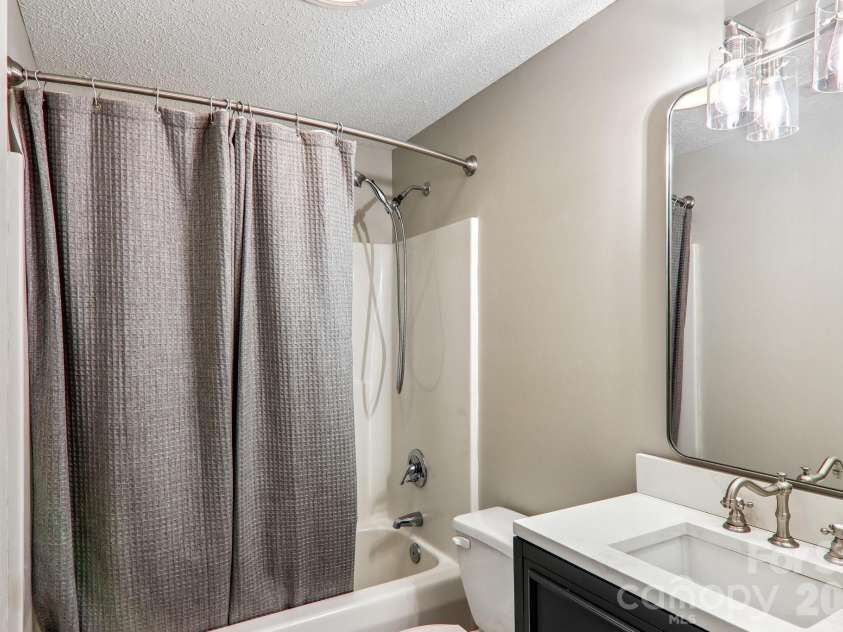 7 Maple Leaf Drive, Hendersonville, NC 28739.  MLS# CAR4417635, YatesRealty ID 46560. 
