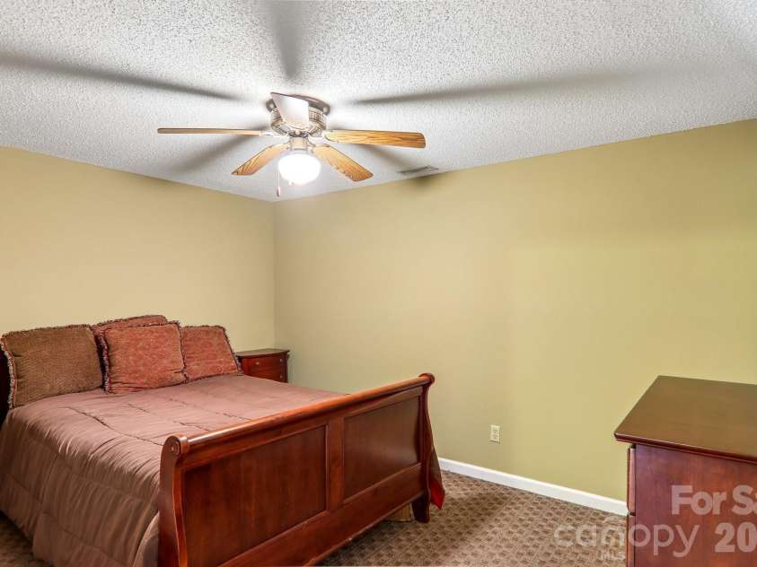 7 Maple Leaf Drive, Hendersonville, NC 28739.  MLS# CAR4417635, YatesRealty ID 46560. 