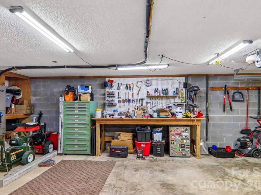 7 Maple Leaf Drive, Hendersonville, NC 28739.  MLS# CAR4417635, YatesRealty ID 46560. 