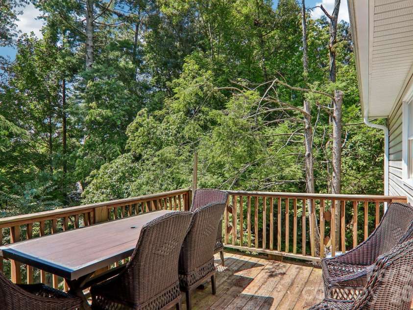 7 Maple Leaf Drive, Hendersonville, NC 28739.  MLS# CAR4417635, YatesRealty ID 46560. 