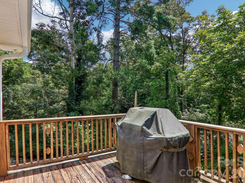 7 Maple Leaf Drive, Hendersonville, NC 28739.  MLS# CAR4417635, YatesRealty ID 46560. 