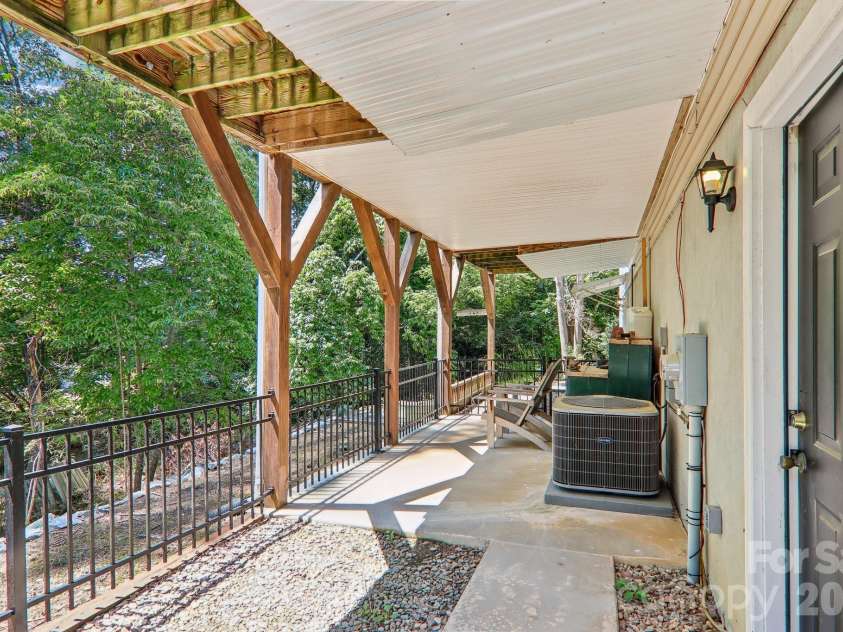 7 Maple Leaf Drive, Hendersonville, NC 28739.  MLS# CAR4417635, YatesRealty ID 46560. 