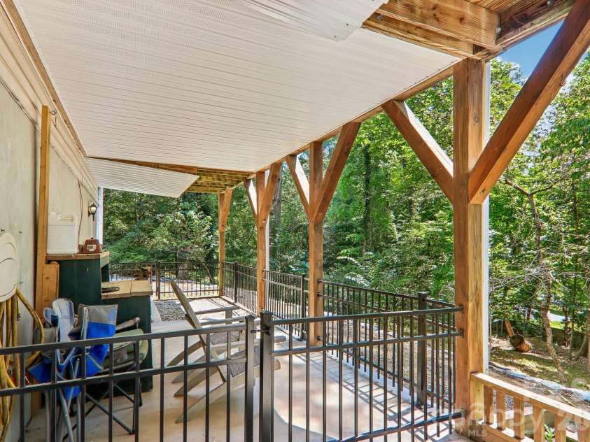 7 Maple Leaf Drive, Hendersonville, NC 28739.  MLS# CAR4417635, YatesRealty ID 46560. 