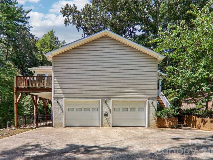 7 Maple Leaf Drive, Hendersonville, NC 28739.  MLS# CAR4417635, YatesRealty ID 46560. 