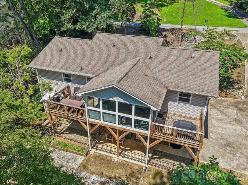 7 Maple Leaf Drive, Hendersonville, NC 28739.  MLS# CAR4417635, YatesRealty ID 46560. 