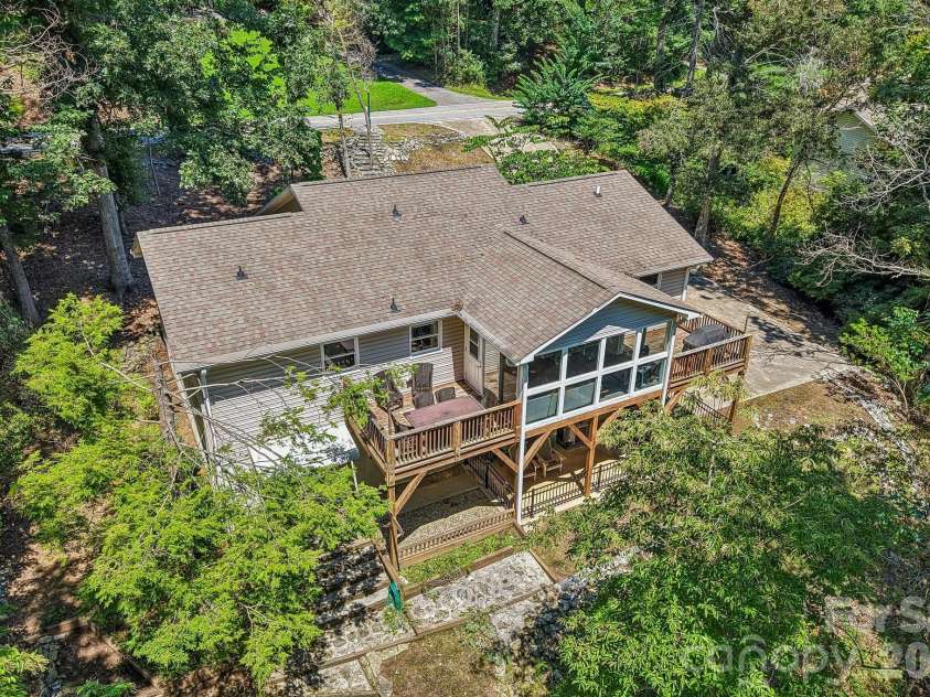 7 Maple Leaf Drive, Hendersonville, NC 28739.  MLS# CAR4417635, YatesRealty ID 46560. 