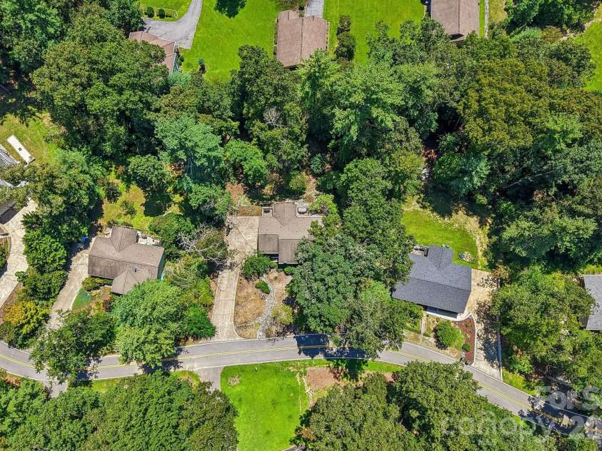 7 Maple Leaf Drive, Hendersonville, NC 28739.  MLS# CAR4417635, YatesRealty ID 46560. 